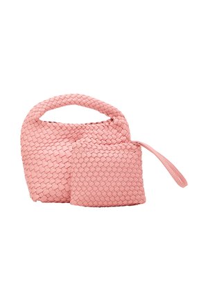 Vævet pink håndtaske med rund form og et solidt håndtag, ledsaget af en lille matchende pung med lynlås og håndledsrem.