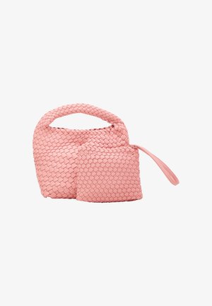 Geweven roze handtas met een ronde vorm en een stevige handgreep, vergezeld van een kleine bijpassende tas met een rits en een polsband.