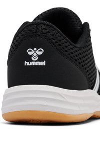 Schwarzer Sportschuh mit Mesh-Obermaterial, weißem Hummel-Logo und weißer Zwischensohle. Verfügt über eine strukturierte Gummisohle für bessere Griffigkeit.