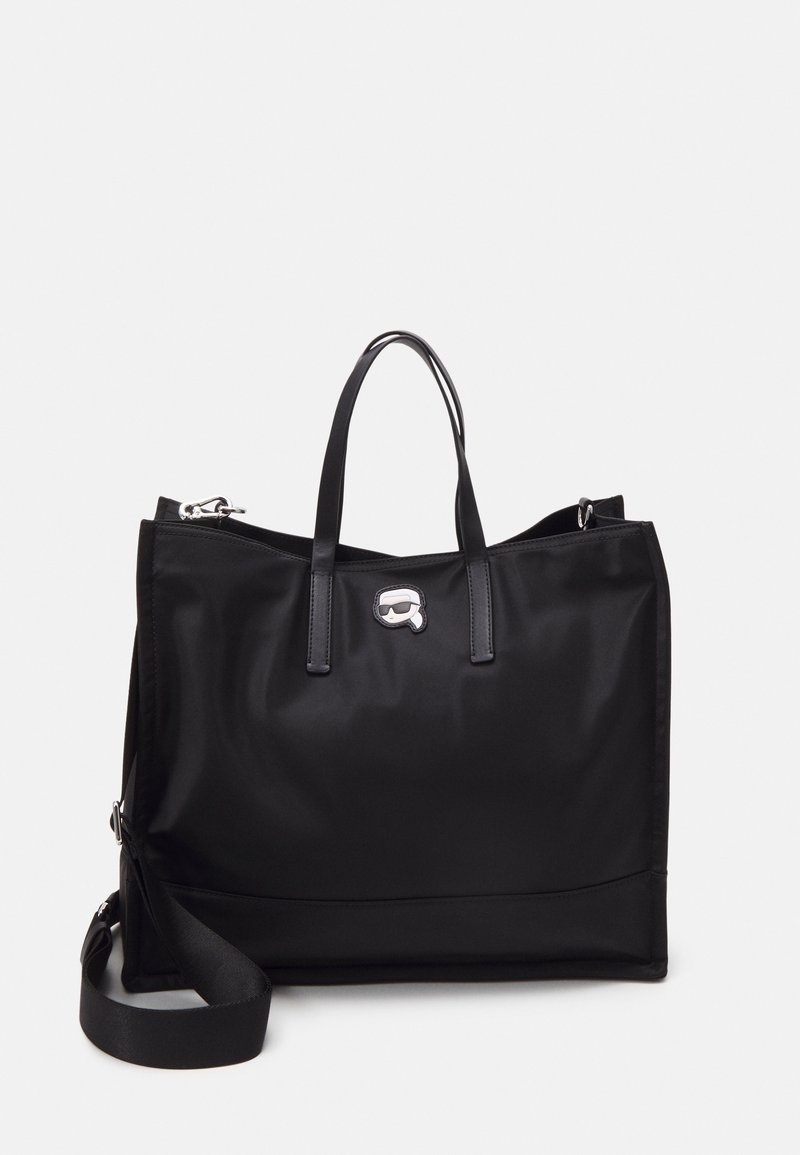Schwarze Nylon-Tote mit doppelten Ledergriffen und abnehmbaren Schulterriemen. Verfügt über eine Metall-Logo-Akzentuierung und eine strukturierte Form.