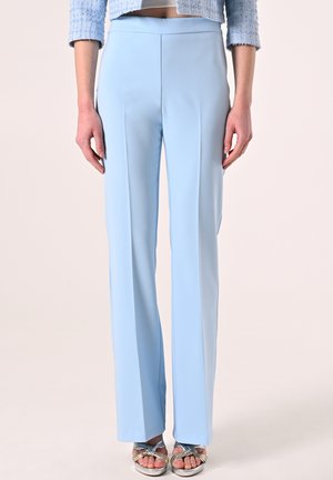 Pantaloni su misura di un blu chiaro, con una texture liscia e gambe lunghe e dritte; caratterizzati da una vita nascosta e pieghe sottili.
