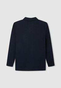 Granatowa koszulka polo z długim rękawem, z wypukłym kołnierzykiem i mankietami, cechująca się gładką teksturą oraz brakiem widocznych wzorów i ozdób.