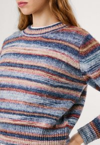 Strikket sweater i blå, rød og creme nuancer. Lavet af tekstureret strikstof med ribbet krave og manchetter, med detaljer med knapper på siden.