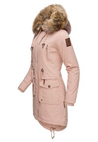 Svetloružová parka s umelou kožušinou na kapucni, so sťahovacím pásom v páse, viacerými vreckami a zipsom vpredu. Na rukáve je logo značky.