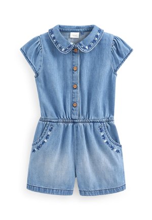Denim romper med krave, korte puffærmer, knapper i træ og blomsterbroderi nær lommer; lyseblå farve, afslappet design.