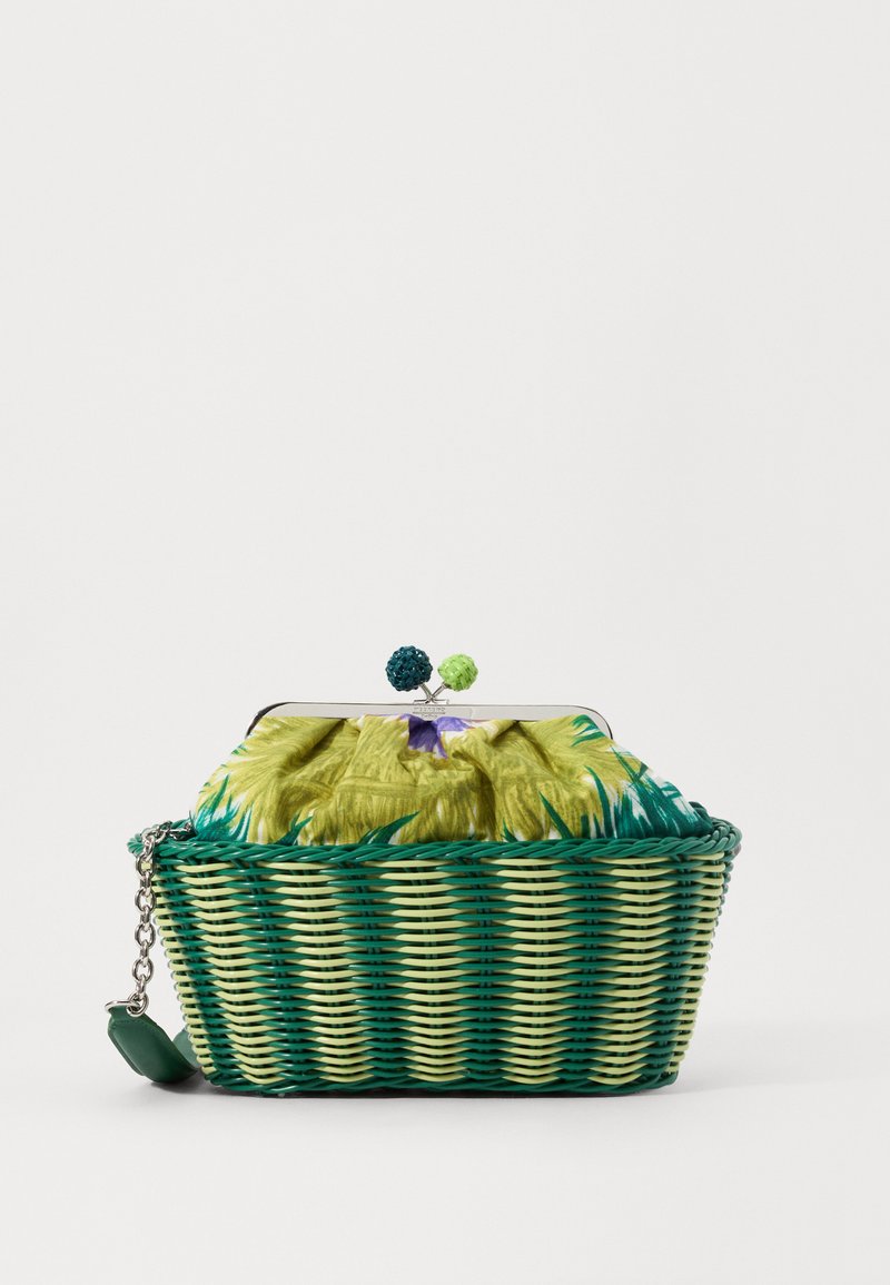 Clutch tejido en verde y amarillo con un cierre metálico, que presenta un interior de tela con patrones y acentos decorativos de cuentas en la parte superior.