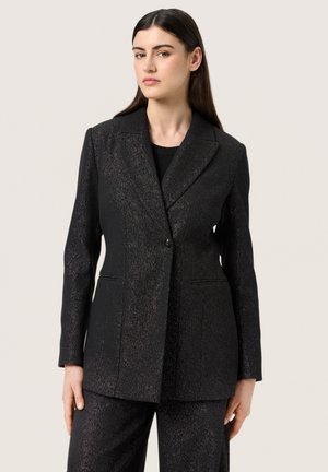 Černý blazer s texturovanou tkaninou, kterou zdobí jemné metalické akcenty, s klopami a dvěma předními kapsami pro upravený vzhled.