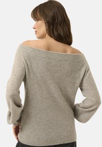Schulterfreier, hellgrauer Strickpullover mit gerippter Textur und langen Ärmeln, der eine lockere Passform und einen geraden Saum hat.