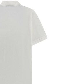 Polo a maniche corte di colore grigio chiaro, con colletto classico e una texture sottile, dal taglio dritto e senza loghi o motivi visibili.