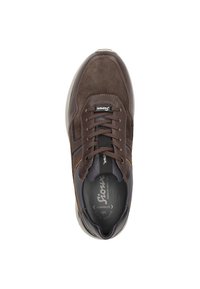 Baskets en daim et cuir marron avec bout arrondi, design à lacets, accents gris et surpiqûres contrastantes sur les côtés.