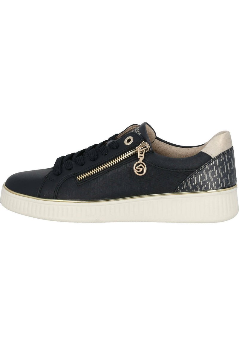Baskets en cuir noir avec un motif texturé, des accents dorés, une fermeture éclair sur le côté et une semelle en caoutchouc blanche. Comprend un charm doré sur la fermeture éclair.