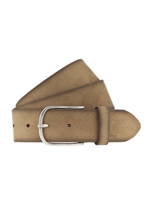 Brauner Wildledergürtel mit einer silbernen rechteckigen Metallschnalle, aufgerollt vor weißem Hintergrund.