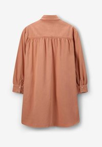 Chemise à manches longues en tissu pêche doux avec un col button-down, un dos froncé et des manches à poignets avec des accents de boutons.