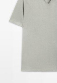 Hellgraues kurzärmeliges V-Ausschnitt-Shirt mit einfacher, sauberer Naht, dargestellt auf weißem Hintergrund.