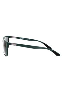 Occhiali da sole in plastica verde con lenti scure, forma rettangolare e un branding discreto sul lato. Presentano una finitura opaca e aste piatte.