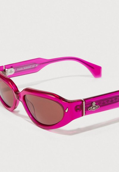 Óculos de sol transparentes cor-de-rosa com forma de olho de gato, lentes castanhas, acabamentos metálicos nas hastes e um padrão decorativo nas sombras.