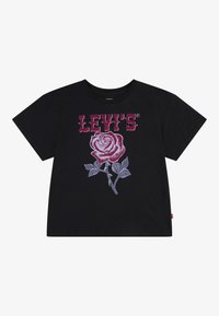 Camiseta de algodón negra con un gráfico de rosa púrpura con hojas verdes y la marca "LEVI'S" en rojo encima del diseño. Mangas cortas, corte relajado.