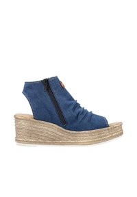 Sandale compensée en denim bleu à bout ouvert avec fermeture éclair latérale et semelle plateforme en jute tressée, avec un petit patch en cuir rond près de la fermeture éclair.