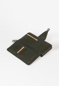 Groene leren portemonnee met een gestructureerde afwerking, voorzien van meerdere kaartsleuven, een ritsluiting en RFID-bescherming.