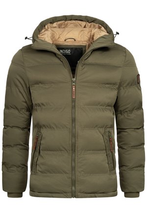 Giacca puffer verde oliva con zip frontale, cappuccio regolabile e polsini elastici. Presenta un rivestimento beige e dettagli in metallo marrone.