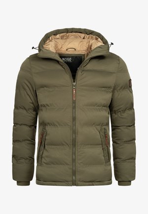 Giacca puffer verde oliva con zip frontale, cappuccio regolabile e polsini elastici. Presenta un rivestimento beige e dettagli in metallo marrone.