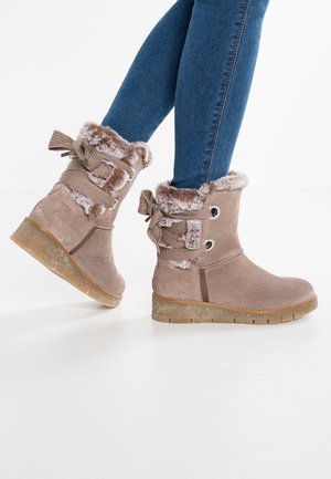 Bruine suède enkellaarsjes met een luxe nepbont binnenvoering, decoratieve sterdetails, lintaccenten en een gestructureerde rubberen zool.