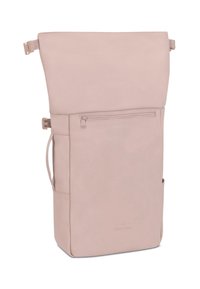 Zaino rosa a rotolo realizzato in morbida pelle vegana. Presenta una tasca frontale con zip, una tasca laterale e spallacci regolabili. Design compatto e moderno.