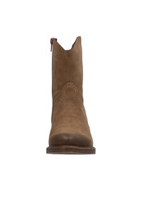 Bottine en cuir marron avec des détails de couture, un bout pointu et une fermeture éclair sur le côté. Texture lisse et un petit talon empilé.