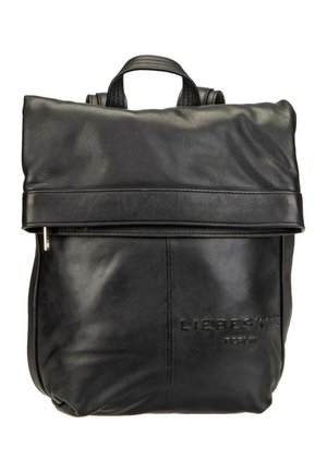 Zaino in pelle nera con patta superiore ripiegata, una maniglia singola e logo "LIEBESKIND BERLIN" impresso sul davanti.
