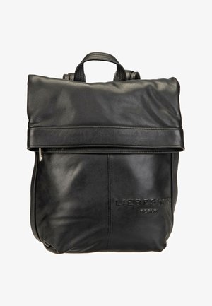 Schwarzer Leder-Rucksack mit umklappbarer Oberklappe, einem einzelnen Griff und dem geprägt "LIEBESKIND BERLIN" Schriftzug auf der Vorderseite.