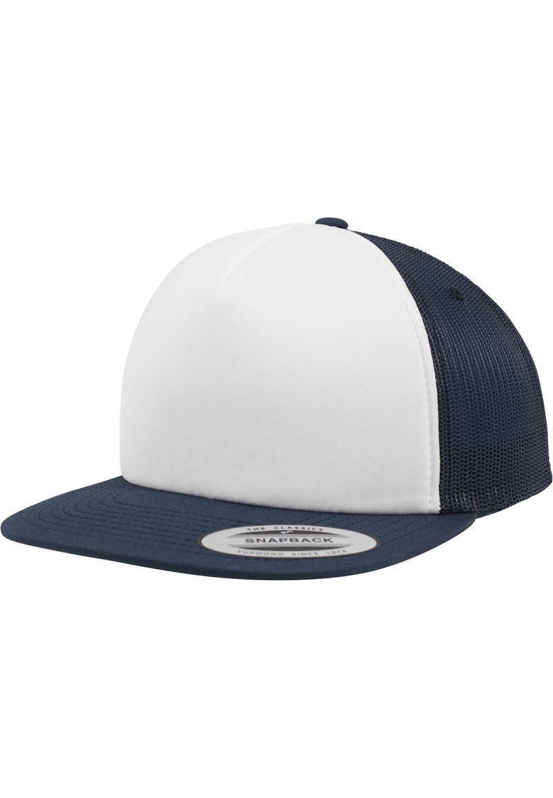 Snapback kapa s bijelim prednjim panelom, tamnoplavim vizirima i mrežastim stranama. Ima okruglu etiketu na viziru s tekstom marke.