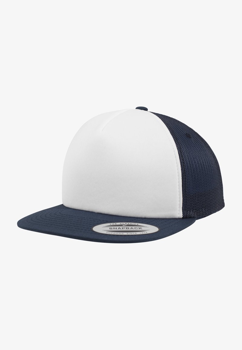 Snapback kapa s bijelim prednjim panelom, tamnoplavim vizirima i mrežastim stranama. Ima okruglu etiketu na viziru s tekstom marke.