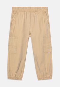 Pantalones cargo beige con cintura elástica, bolsillos laterales y dos grandes bolsillos en los muslos. Textura suave con detalles de costura cuidadosos.