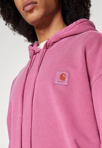 Carhartt WIP HOODED NELSON  - Sportska majica - magenta garment dyed