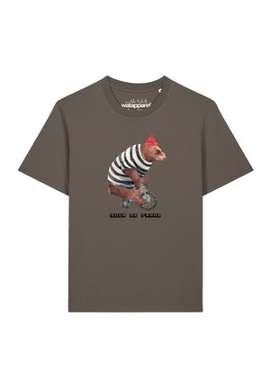 T-shirt marron avec un motif d’ours portant une chemise rayée et un chapeau rouge, roulant sur un petit vélo, texte « "Tour de Franz" » en dessous.
