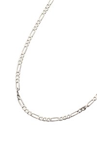 Sølv kædehalssmykke med forlængede, sammenkoblede led, glat tekstur og en poleret overflade.