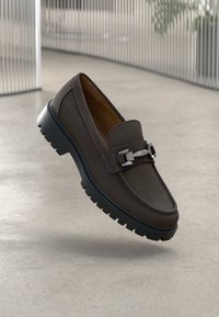 Unselected, dark brown