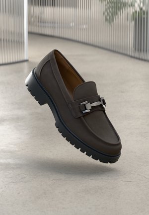 UNISEX - Loaferit/pistokkaat - dark brown