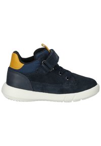 Sneaker alla caviglia in suede blu navy con un accento giallo sul tallone, lacci e una striscia in Velcro, dotate di una suola in gomma bianca e una finitura testurizzata.