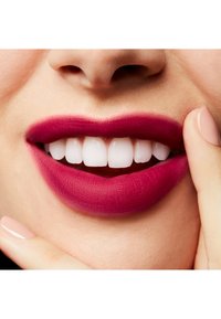 MAC POWDER KISS LIQUID LIPCOLOUR - Flytande läppstift - burning love