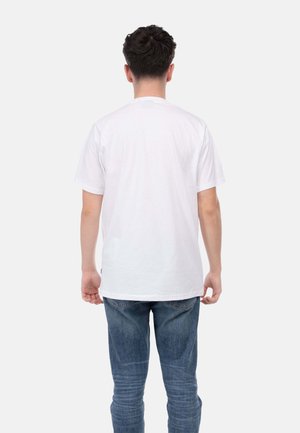Weißen Baumwoll-T-Shirt mit kurzen Ärmeln, rundem Hals und lässiger Passform, kombiniert mit hellblauen Jeans.