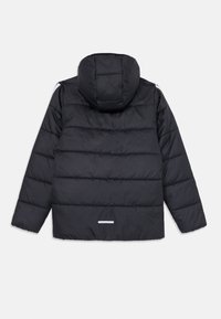 Schwarze Puffjacke mit Kapuze, horizontalen Nähten, geradem Saum und einem reflektierenden Streifen auf der Rückseite. Glatte Stofftextur.