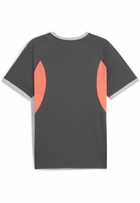 Camiseta atlética gris de manga corta, con acentos de malla coral en los lados y un detalle de cuello gris claro. Textura suave.