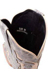 Stivale da cowboy in pelle grigia con punta affilata, design floreale ricamato e fodera beige. Taglia EUR 39, prodotto in Messico.