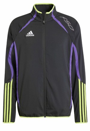 Giacca sportiva nera con accenti viola e verde neon, zip frontale, colletto alto e design a tre strisce sulle maniche. Tessuto leggero.