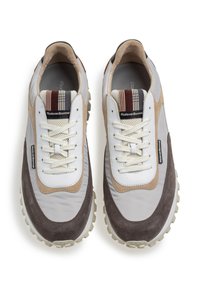 Sneaker beige e grigio in misto di camoscio e pelle liscia con una linguetta in rete bianca texturizzata, lacci tondi e una suola robusta.