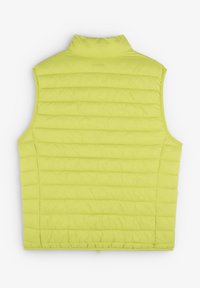 Limegroen puffervest met een hoge kraag en een horizontaal quiltpatroon. Lichtgewicht stof met een zachte textuur, zonder zichtbare hardware.