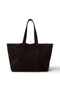 Sac fourre-tout en suède noir avec deux longues poignées, ouverture sur le haut et design minimaliste. Présente des coutures subtiles et une texture douce.