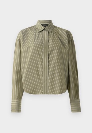 Chemise à manches longues olive avec des rayures verticales blanches, dotée d'un devant boutonné, d'un col classique et d'un ourlet légèrement cropped.