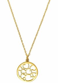 Collana con pendente in oro a forma circolare con ritagli a forma di cuore, sospesa a una catena in oro abbinata. Finitura liscia con texture uniforme.